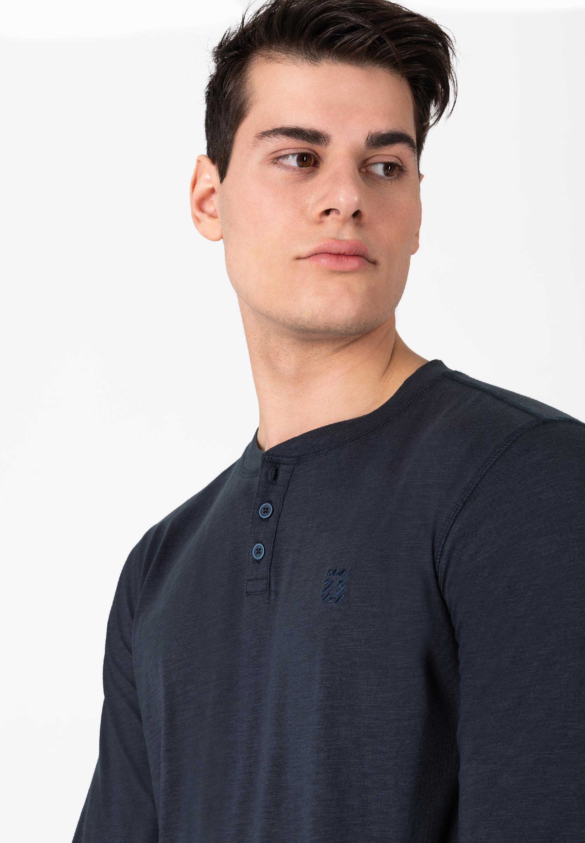 Ripped Longsleeve Henley